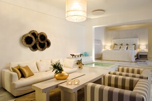 Grand Suite, Pool and Hot Tub, Caldera View | Área de sala de estar | Televisión de pantalla plana de 32 pulgadas con canales vía satélite 