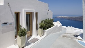 Un edificio blanco con vistas despejadas al mar.