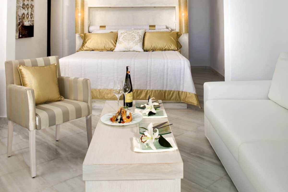 deluxe suite, heated pool, caldera view | 1 bedroom, premium bedding, pillow-top beds, minibar