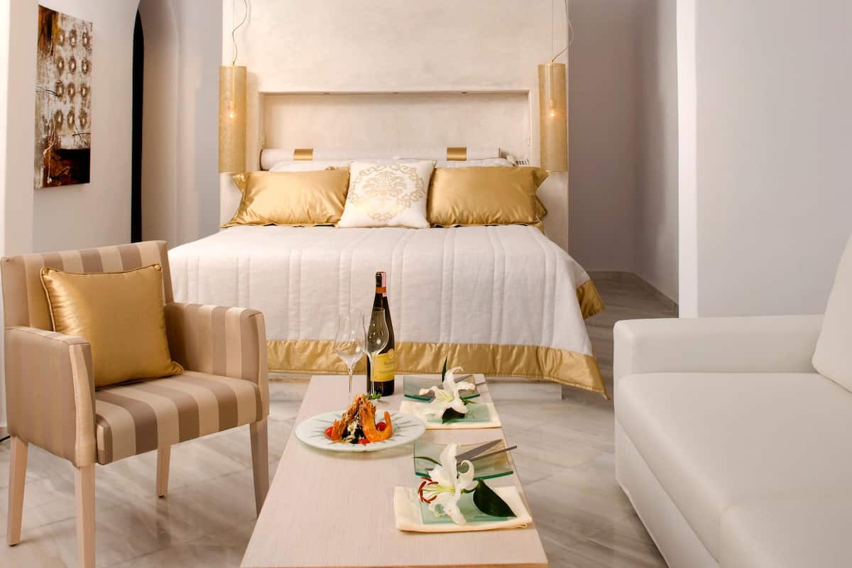 Premium bedding, pillow-top beds, minibar, in-room safe
