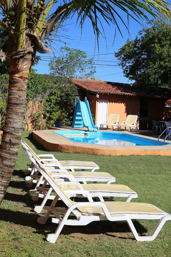 Una piscina al aire libre, sombrillas