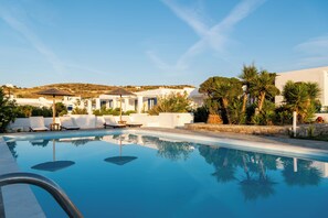 Outdoor pool, open 10:00 AM to 8:00 PM, pool umbrellas, sun loungers - Naoussa Hotel Paros by Booking Kottas (Paros)