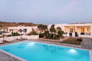 Piscina a l'aire lliure (horari: 10:00-20:00), para-sols i gandules