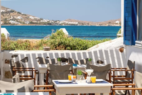 Bar (na propriedade). Naoussa Hotel Paros by Booking Kottas