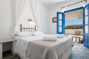 Egyptian cotton sheets, premium bedding, pillowtop beds - Naoussa Hotel Paros by Booking Kottas (Paros)