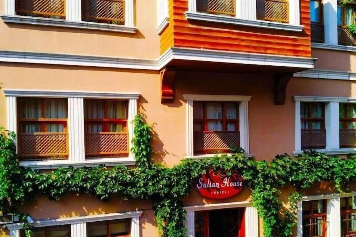 Un immeuble à plusieurs étages sur lequel on peut lire l’inscription « Sultan House Hotel ».