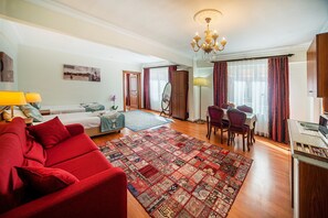 Deluxe Family Suite | Minibar, Zimmersafe, schallisolierte Zimmer, Bügeleisen/Bügelbrett