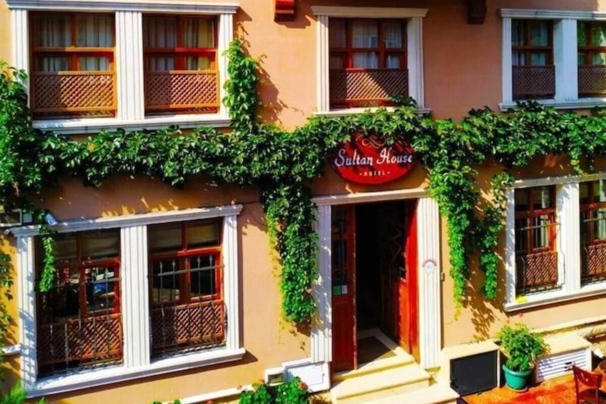 Un immeuble à plusieurs étages sur lequel on peut lire l’inscription « Sultan House Hotel ».