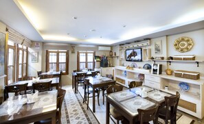 Petit déjeuner buffet servi tous les jours en supplément