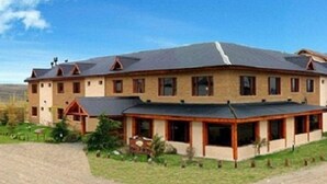 Un grand bâtiment à deux étages, doté d’un toit plat et de nombreuses fenêtres.