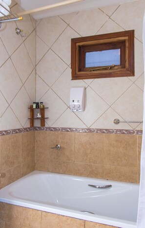 Habitación Doble Cerro | Bathroom | Combined shower/bathtub, free toiletries, hair dryer, bidet - Hostería Koi Aiken (El Calafate)