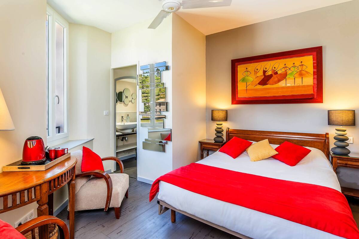 Classic Double Room | Desk, blackout drapes, soundproofing, iron/ironing board (on request)