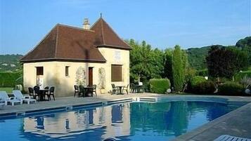 Seasonal outdoor pool