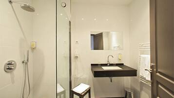 Double Room Single Use | Bathroom | Soap, shampoo, toilet paper