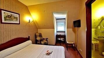 Double Room Single Use | In-room safe, desk, free cots/infant beds, rollaway beds