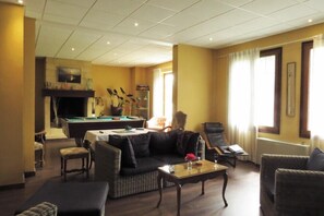 Lobby lounge