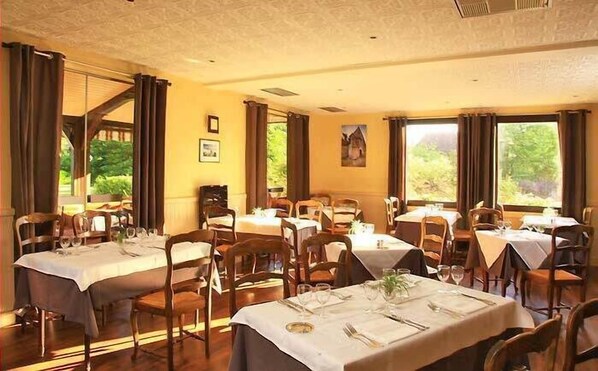 Lunch and dinner served, French cuisine