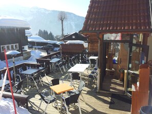 Se sirven desayunos y almuerzos, restaurante con mesas al aire libre 