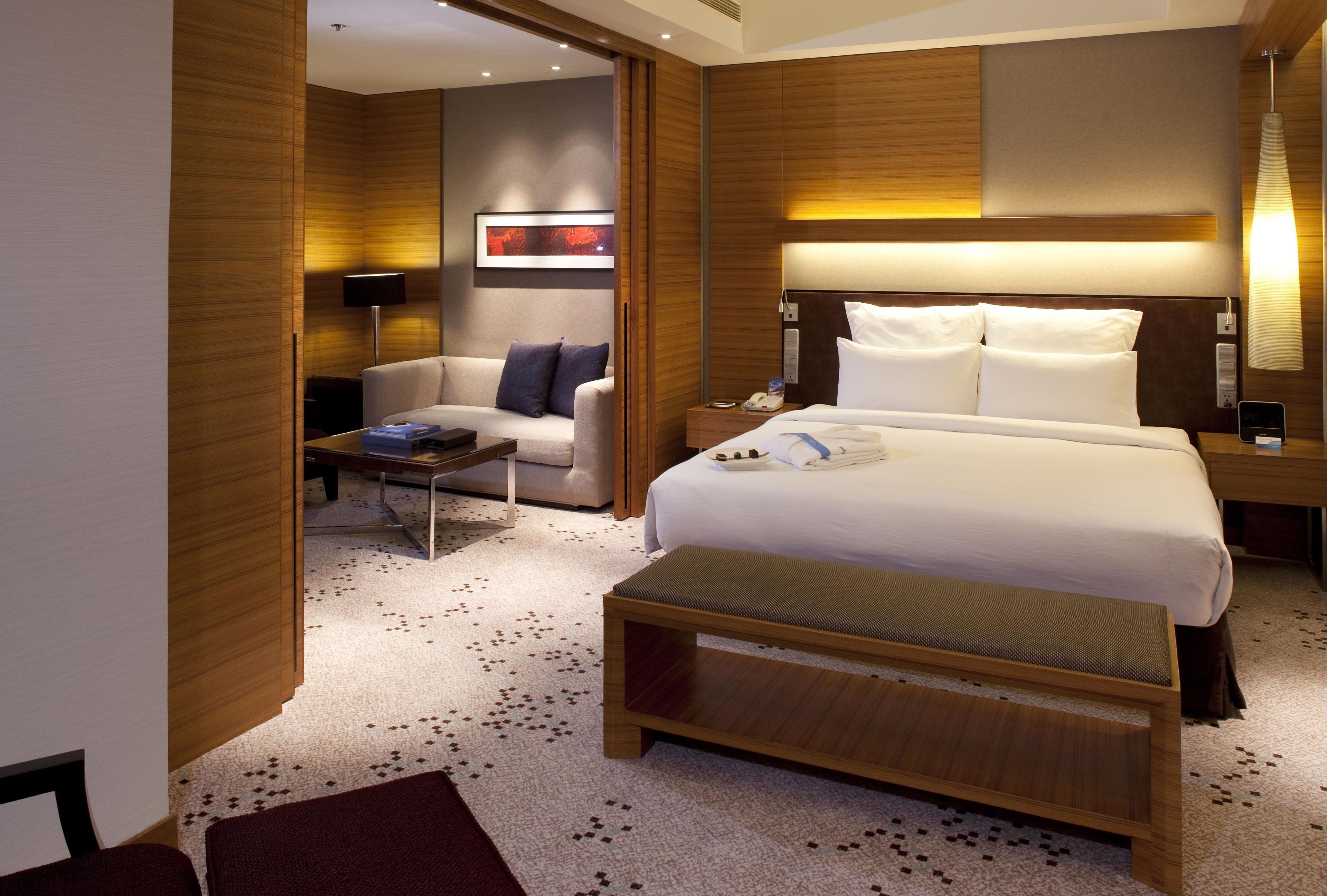 Seprai premium, selimut bulu angsa, bantalan ekstra lembut, dan minibar