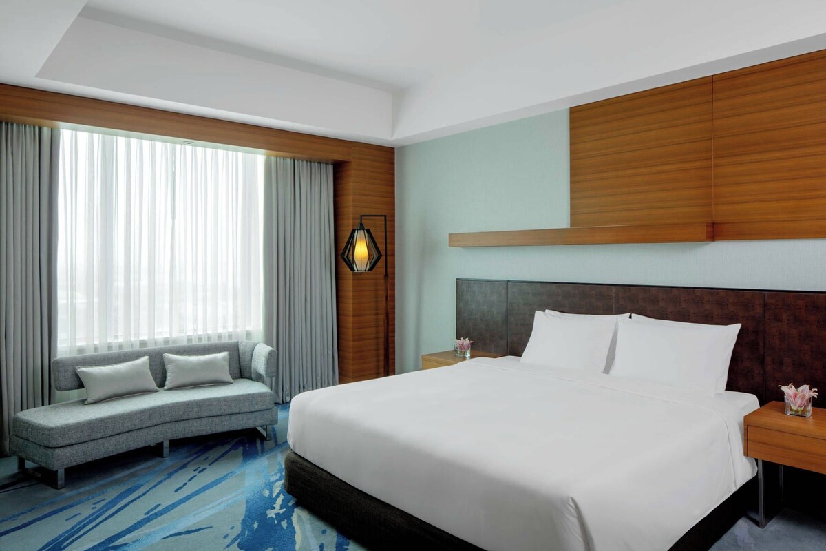 Premium bedding, down comforters, pillowtop beds, minibar