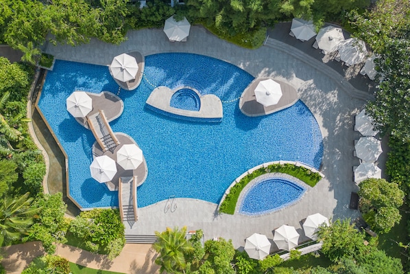 Outdoor pool - Radisson Blu Cebu (Cebu City)