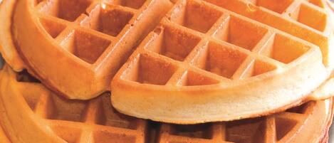 Ein Detailaufnahme eines Waffels mit goldbrauner Oberfläche und einem Gittermuster.