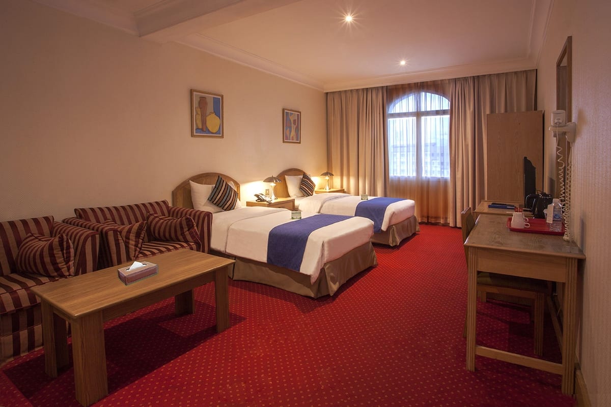 Kamar Twin Standar | 1 kamar tidur, minibar, brankas, dan meja kerja