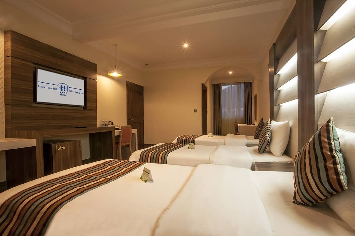 Kamar Triple Standar | 1 kamar tidur, minibar, brankas, dan meja kerja