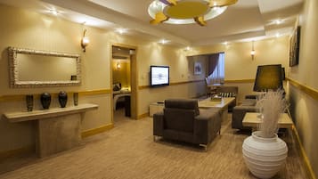 Superior suite | Woonruimte | Een lcd-televisie