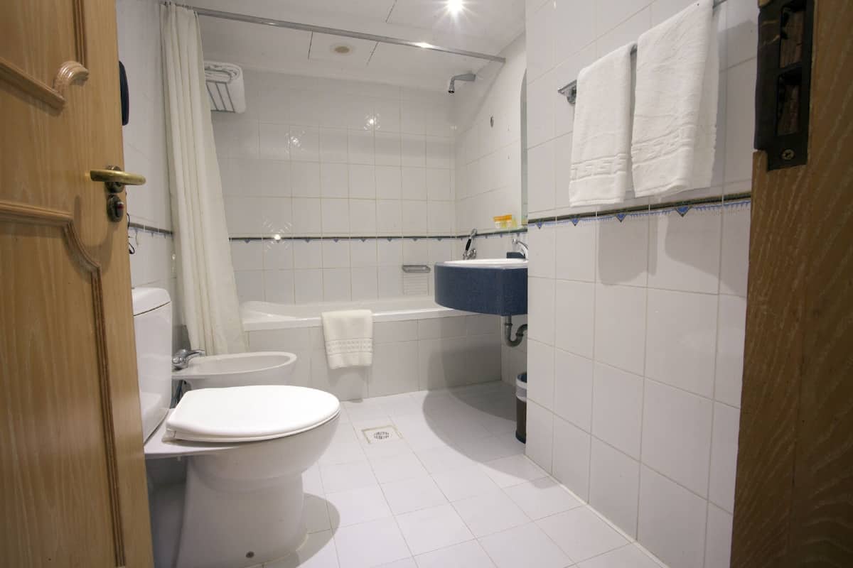 Perlengkapan mandi gratis, pengering rambut, jubah mandi, dan sandal