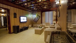 ميني بار وخزنة داخل الغرفة ومكتب ومساحة عمل للكمبيوتر المحمول