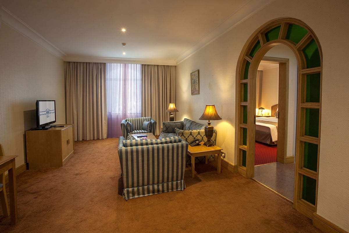 1 kamar tidur, minibar, brankas, dan meja kerja