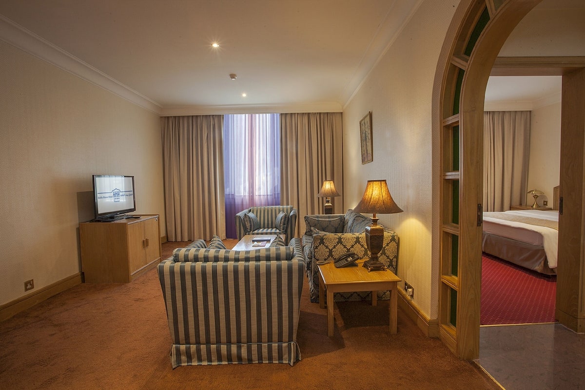 1 kamar tidur, minibar, brankas, dan meja kerja