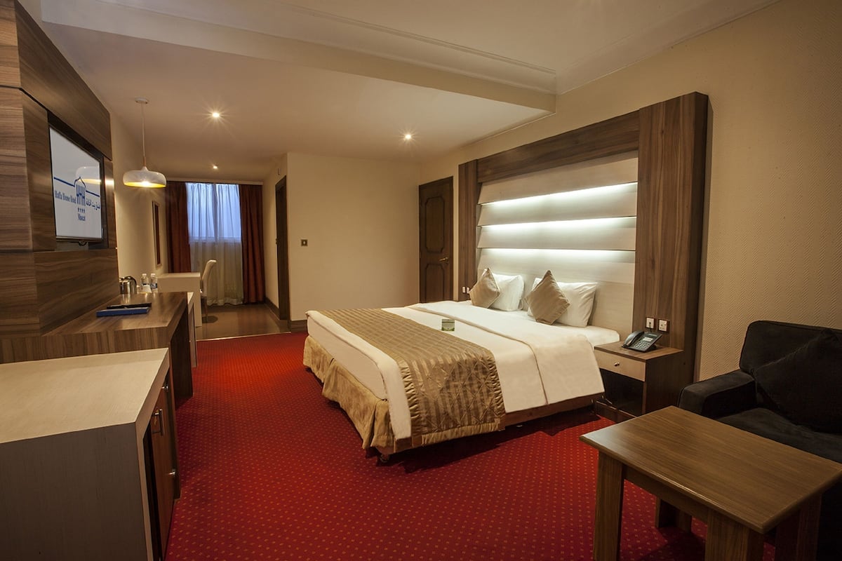 1 kamar tidur, minibar, brankas, dan meja kerja