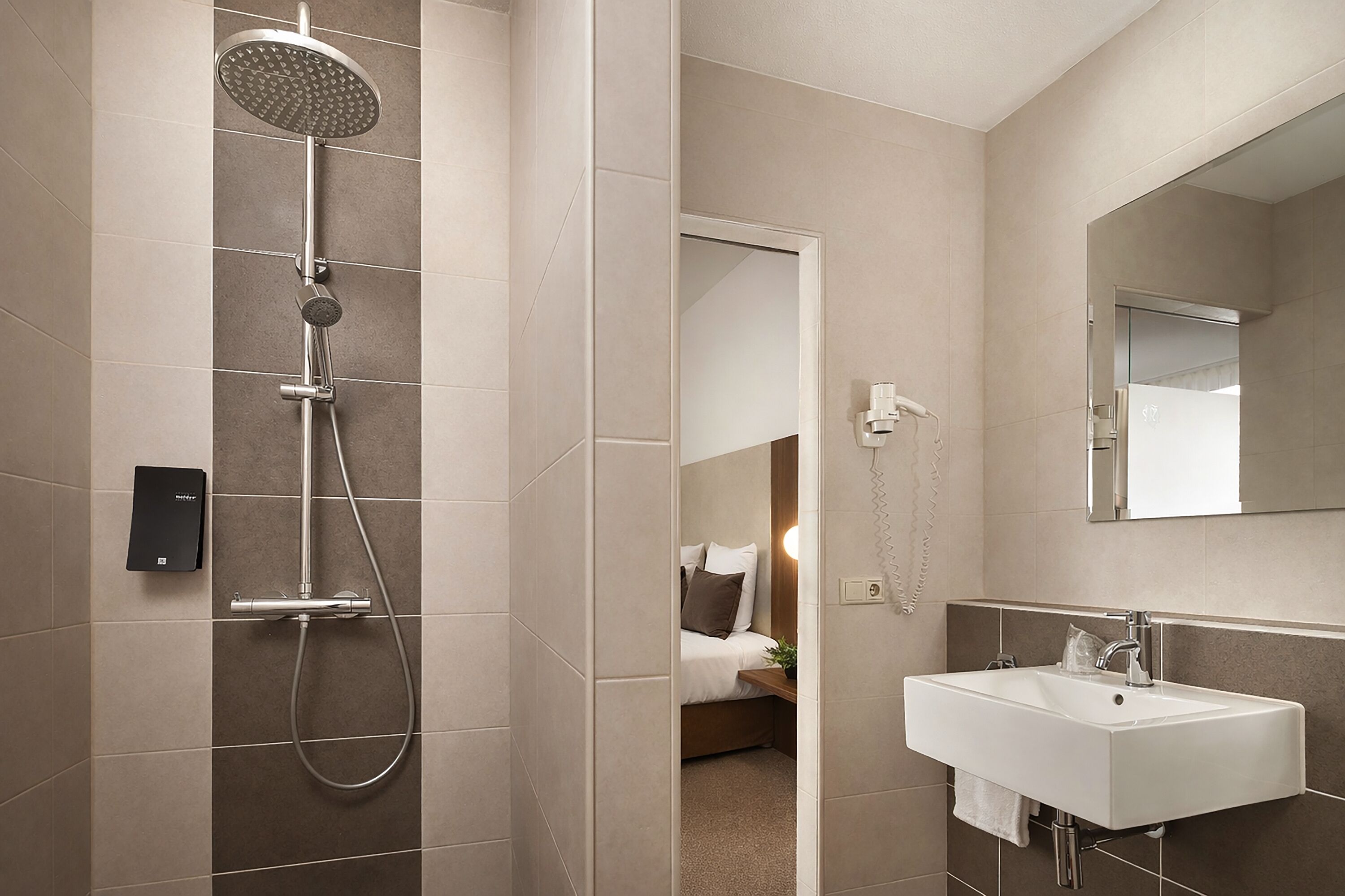 Quarto duplo conforto | Banheiro | Produtos de toalete grátis, secador de cabelo, toalhas de banho 