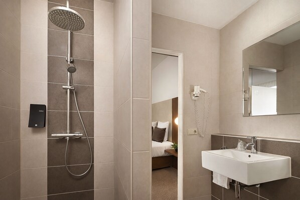 Comfort Twin Room | Bathroom | Free toiletries, hair dryer, towels