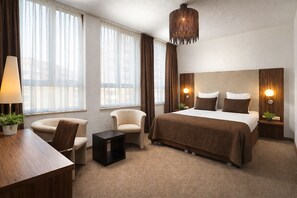 Superior Double Room | Down duvets, in-room safe, desk, soundproofing - Hotel La Reine (Eindhoven)