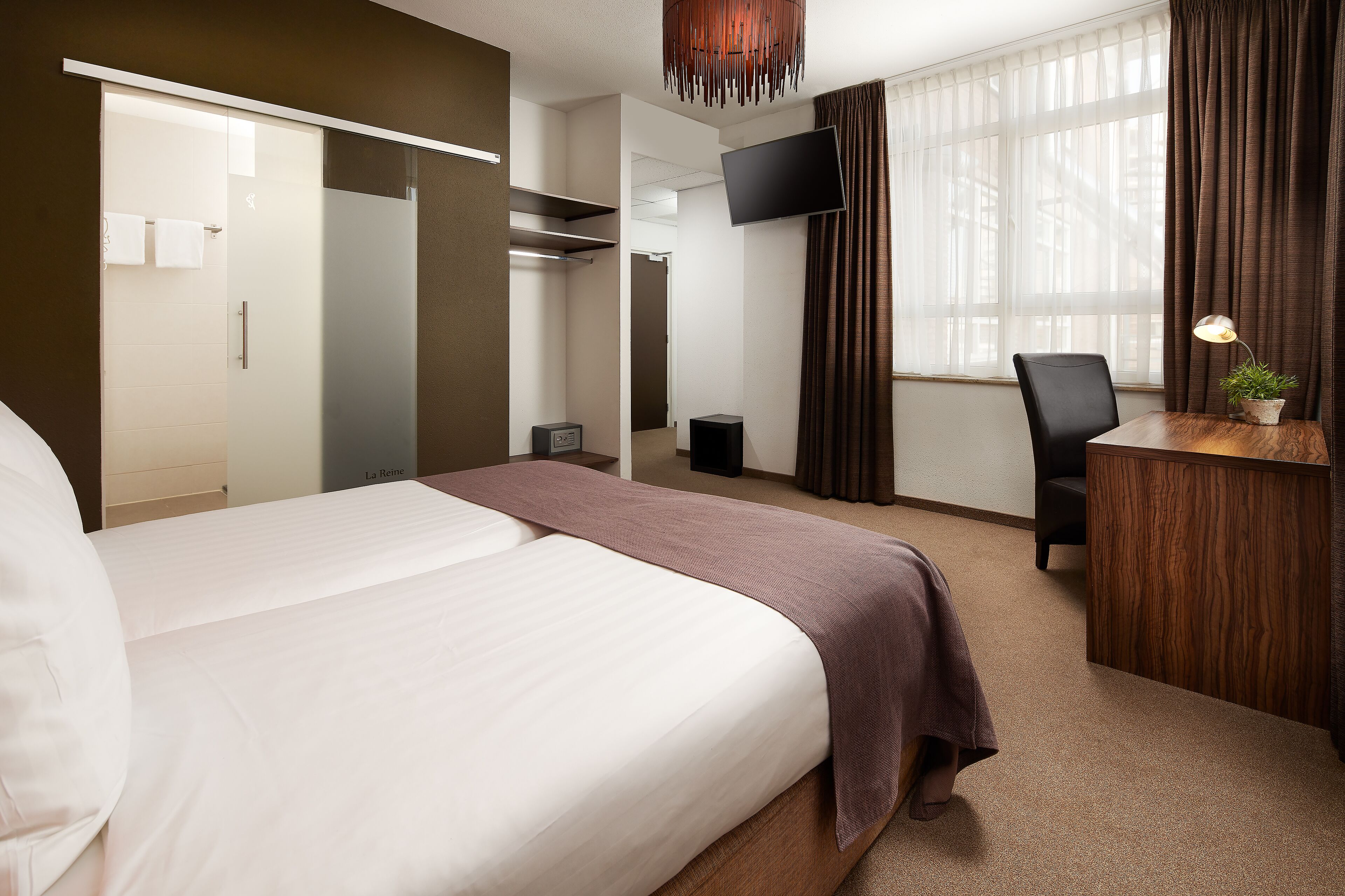 comfort twin room | down duvets, in-room safe, desk, soundproofing