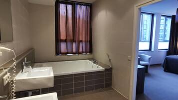 Kamar Double Superior | Kamar mandi | Perlengkapan mandi gratis, pengering rambut,  dan handuk