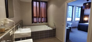 Superior Double Room | Bilik Mandi | Kelengkapan dandanan diri percuma, pengering rambut, tuala disediakan 