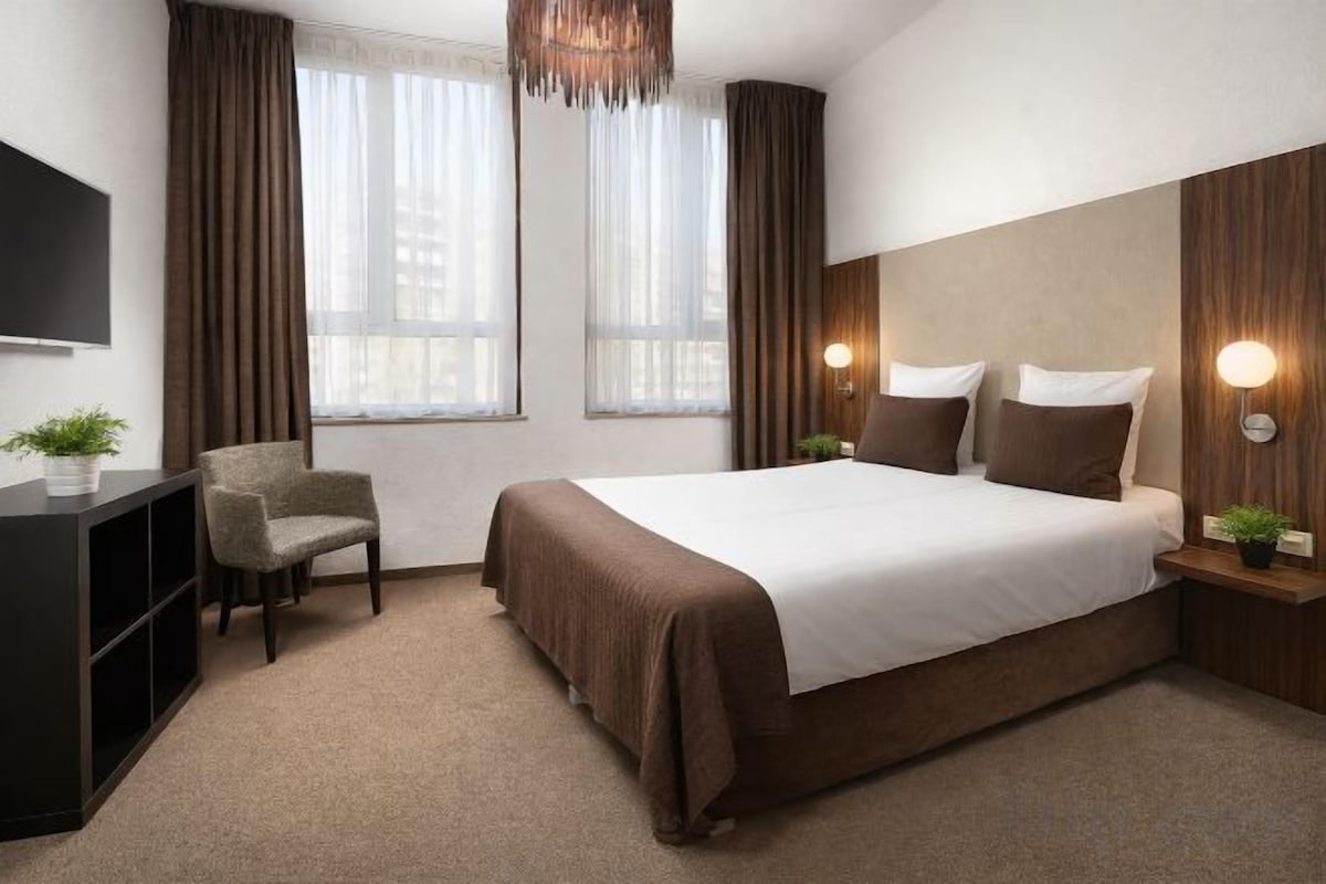 Down duvets, in-room safe, desk, soundproofing