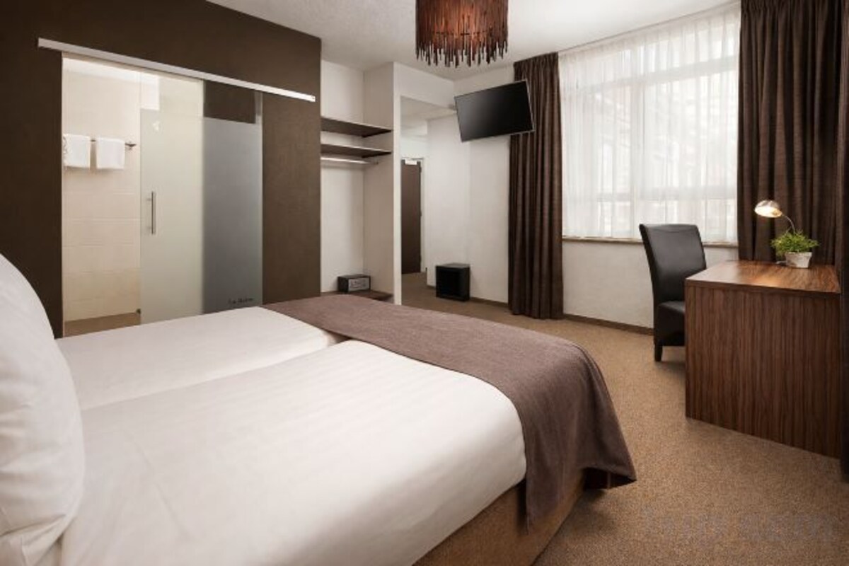 Down comforters, in-room safe, desk, soundproofing