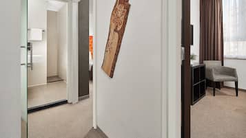 Habitación familiar, 2 habitaciones | Edredón, caja de seguridad en la habitación y escritorio