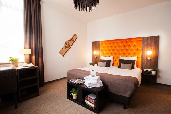 Family Room, 2 Bedrooms | Gebar bulu kapas, peti besi dalam bilik, meja, kalis bunyi 