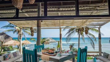 Se sirven desayunos, comidas, cenas y mariscos con vista al mar