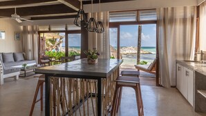 Beachfront Master Suite  | 起居區