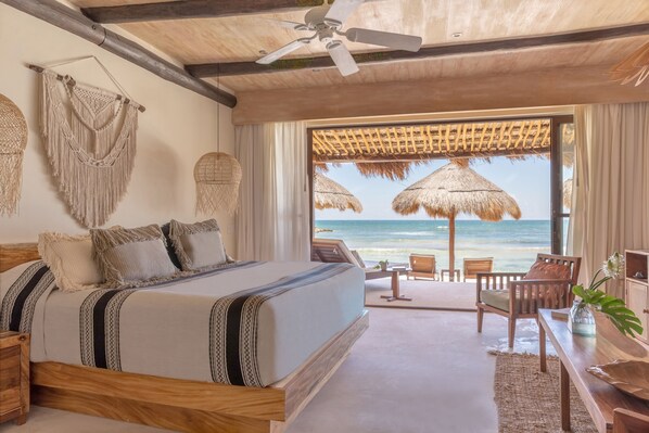 Habitación superior, 1 cama King size, vista al océano | Minibar, caja de seguridad en la habitación y cortinas blackout 