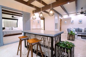 Beachfront Master Suite  | 객실 내 식사 공간