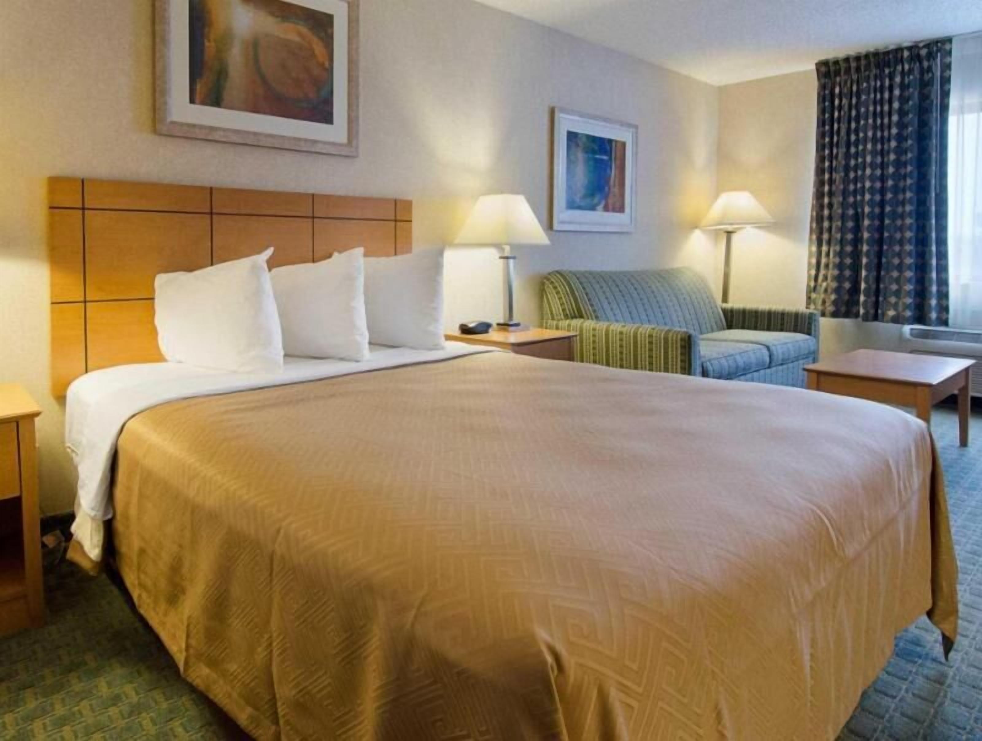 Escritorio, tabla de planchar con plancha, wifi gratis y ropa de cama 