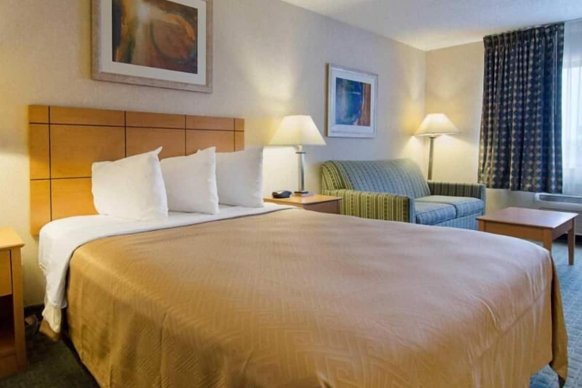 Escritorio, tabla de planchar con plancha, wifi gratis y ropa de cama